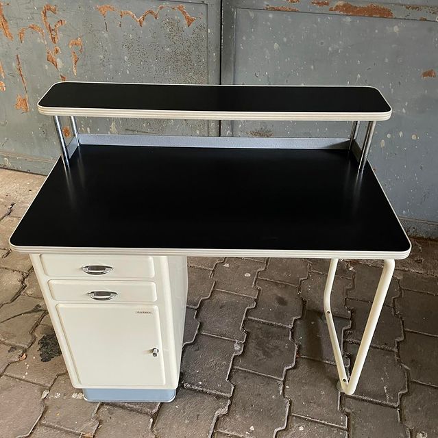 ‘50 doctors desk