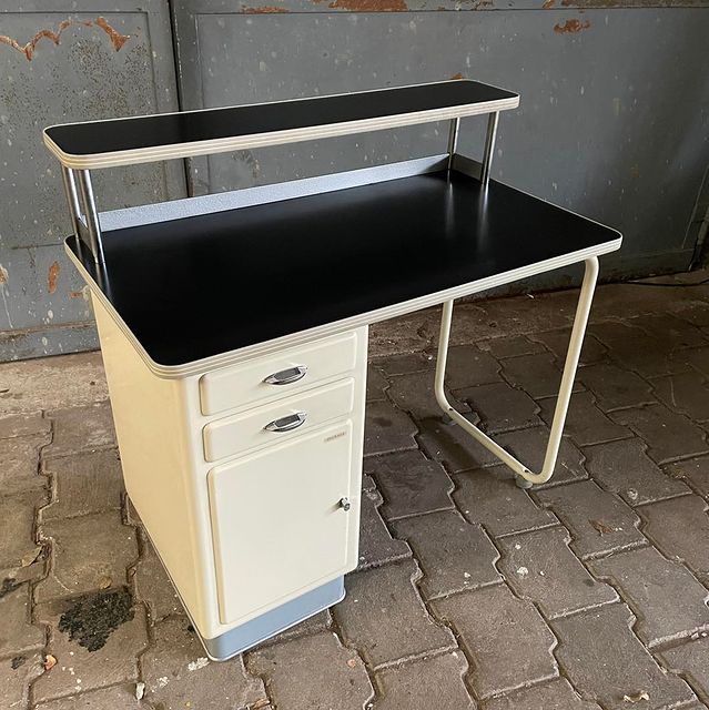 ‘50 doctors desk